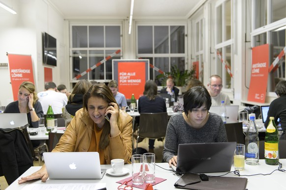 Die Zürcher Nationalrätin Jacqueline Badran (l.) macht Telefon-Wahlkampf.