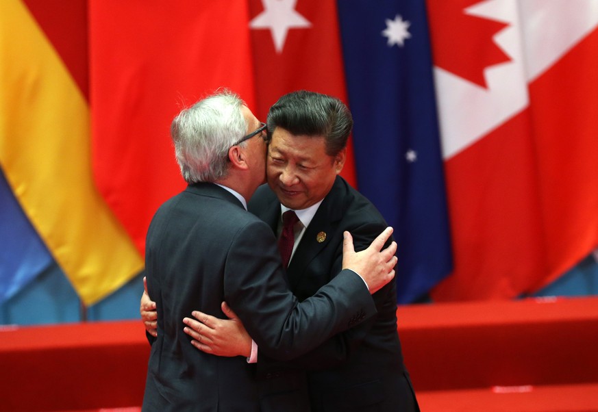 epa05523327 Chinese President Xi Jinping (R) welcomes EU Commission President Jean-Claude Juncker (L) for the G20 Summit in Hangzhou, China, 04 September 2016. The G20 Summit is held in Hangzhou on 04 ...