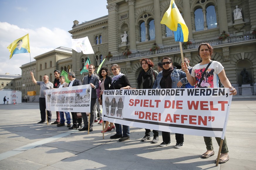 Kurden protestieren vor dem Bundeshaus gegen das Vorgehen der Tuerkischen Regierung gegen die Kurden, am Donnerstag, 10. September 2015, auf dem Bundesplatz in Bern. (KEYSTONE/Peter Klaunzer)
