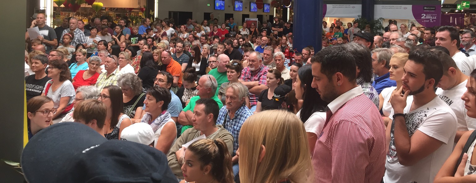 Über die gesamte Dauer der Versteigerung ist die Halle prall gefüllt.