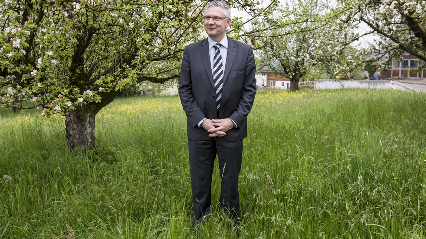 Andreas Glarner im Gras.