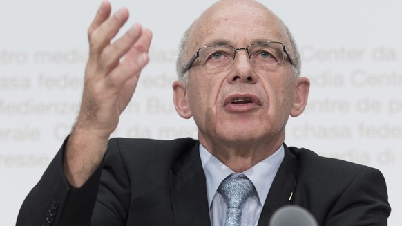 Bundesrat Ueli Maurer kommentiert die Laenderueberpruefung des OECD-Global Forums am Dienstag, 26. Juli 2016 in Bern. (KEYSTONE/Lukas Lehmann)