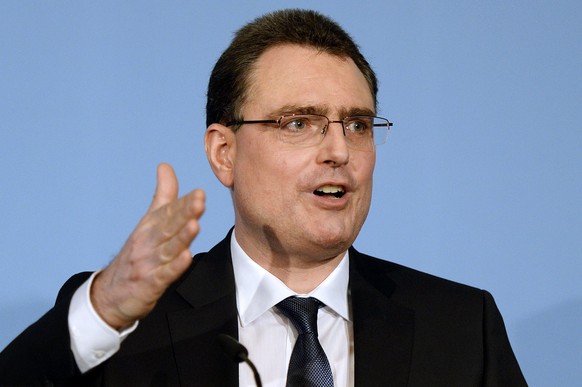 Der SNB-Chef nimmt auch Stellung zum Dilemma zwischen günstigen Hypotheken und den Negativzinsen bedingenden starken Franken.
