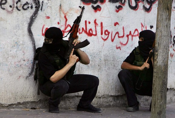 Hamas-Mitglieder im Feuergefecht gegen ihre Rivalen von der Fatah in Gaza Stadt (12.06.2007)