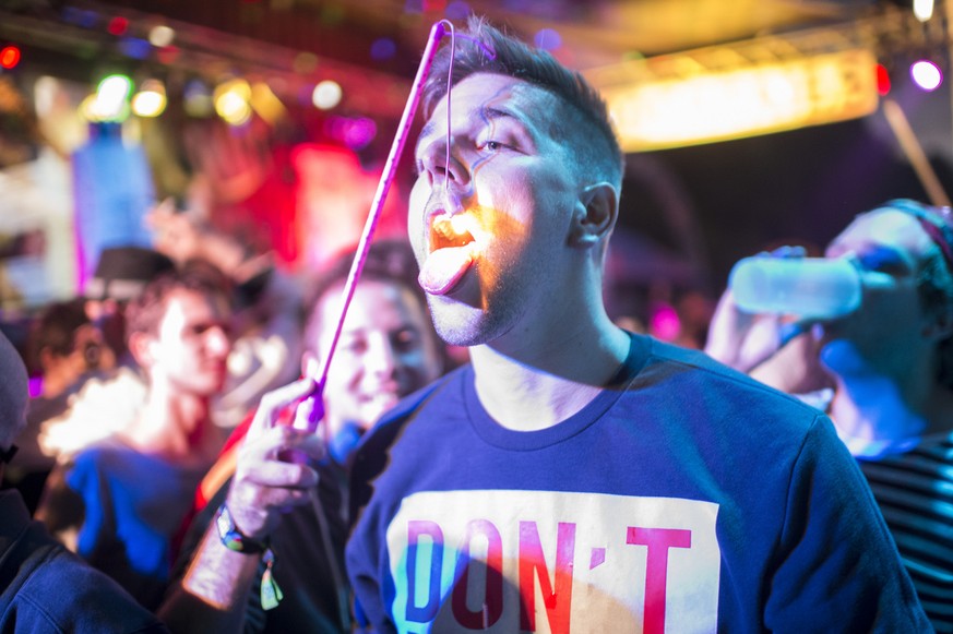 Festivalbesucher tanzen in die fruehen Morgenstunden am Openair St. Gallen, aufgenommen am Sonntag, 28. Juni 2015 in St. Gallen. (KEYSTONE/Ennio Leanza)