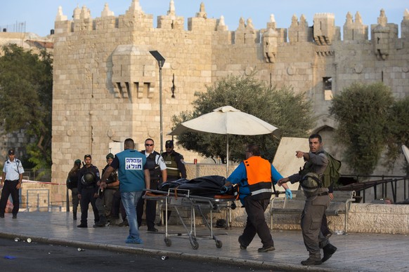 Nach Messerangriff auf Polizisten erschossen: Leiche eines zweiten Palästinensers in Jerusalem wird weggebracht.