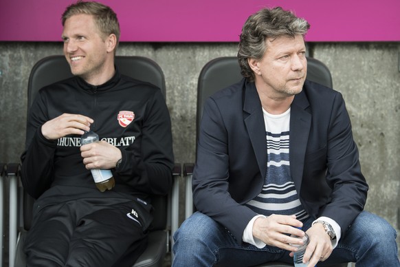 Thuns Trainer Jeff Saibene, rechts, und sein Assitenztrainer Marc Schneider sitzen auf der Spielebank im Fussball Meisterschaftsspiel der Super League zwischen dem FC Thun und dem FC St. Gallen, am So ...