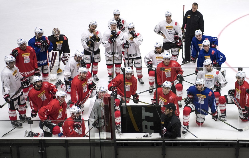 Die Schweizer Eishockey Nationalspieler verfolgen die Anweisungen ihres Trainers Patrick Fischer bei einer Trainingseinheit, am Donnerstag, 3. November 2016, im Curt-Frenzel-Stadion in Augsburg. Die N ...