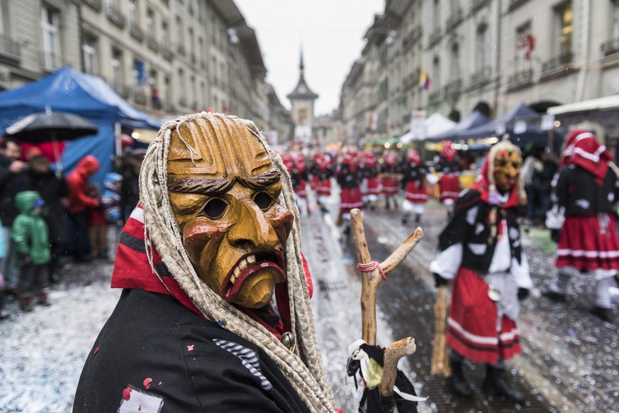 Die deutsche Guggenmusik Hungerberg-Hexen verbreitet auf dem grossen Umzug der Berner Fasnacht im Februar 2015&nbsp;Angst und Schrecken.