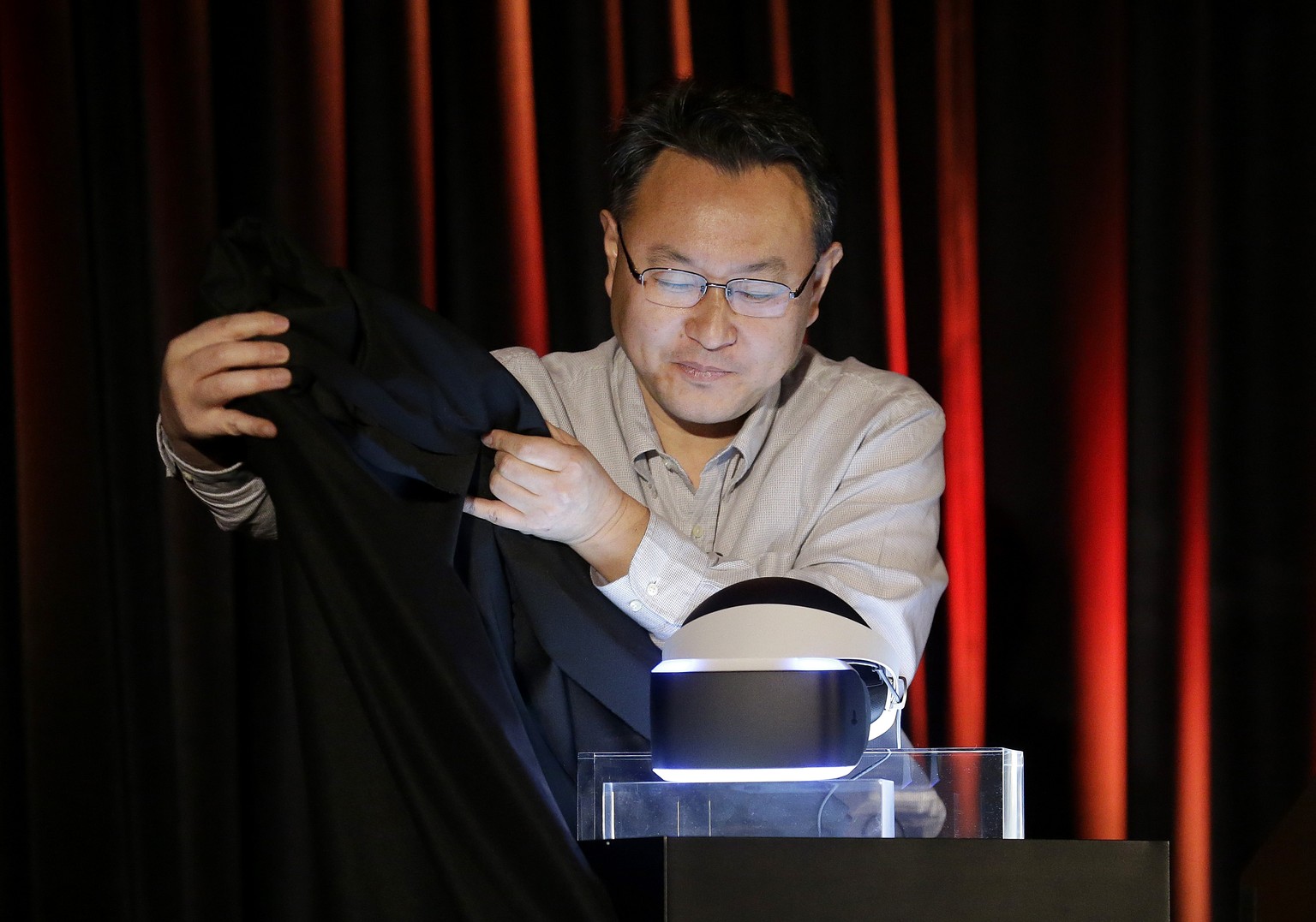 Shuhei Yoshida, Präsident von Sony Computer, enthüllt an der GDC Project Morpheus.