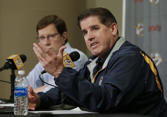 Nashville-Headcoach Peter Laviolette, im Hintergrund General Manager David Poile.