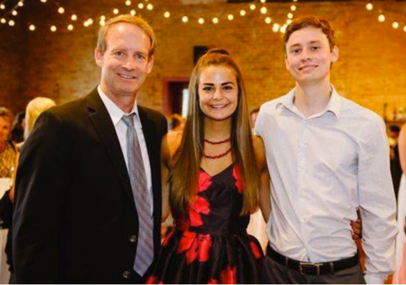 Vater Bill Conner mit seiner Tochter Abbey und Sohn Austin.&nbsp;