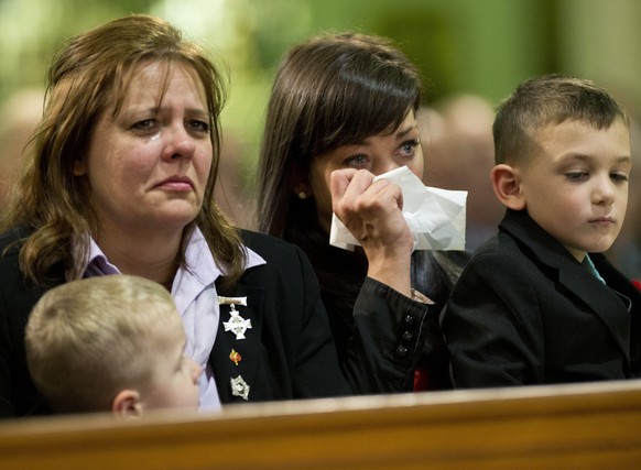 Die Witwe und der fünfjährige Sohn Marcus während der Trauerfeier.