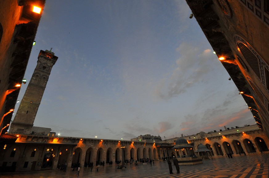 People walk inside Aleppo&#039;s Umayyad mosque, Syria March 12, 2009. REUTERS/Omar Sanadiki SEARCH &quot;ALEPPO HERITAGE&quot; FOR THIS STORY. SEARCH &quot;WIDER IMAGE&quot; FOR ALL STORIES.