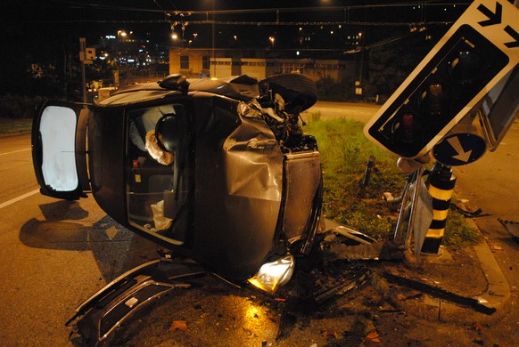 Das Auto kippte auf die rechte Seite und kam so zum Stillstand.