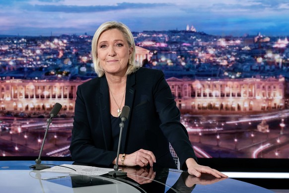 Nachrichten Linkding epa11757262 President of the far-right Rassemblement National (RN) parliamentary group Marine Le Pen poses prior to an interview on the evening news broadcast of French TV channel TF1, in Boulogne-Bil ...
