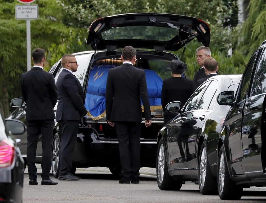 epa06059055 German journalist Kai Diekmann and Maike Kohl-Richter, Helmut Kohl&#039;s widow, stand in front of the coffin of the late former German Chancellor Helmut Kohl in Oggersheim, Ludwigshafen,  ...