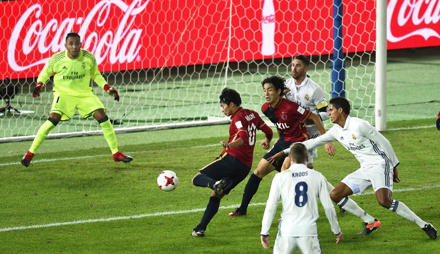 epa05680535 Kashima Antlers&#039; Gaku Shibasaki (C) scores the 1-1 equalizer against Real Madrid&#039;s goalkeeper Keylor Navas (L) during the FIFA Club World Cup 2016 final between Real Madrid and K ...