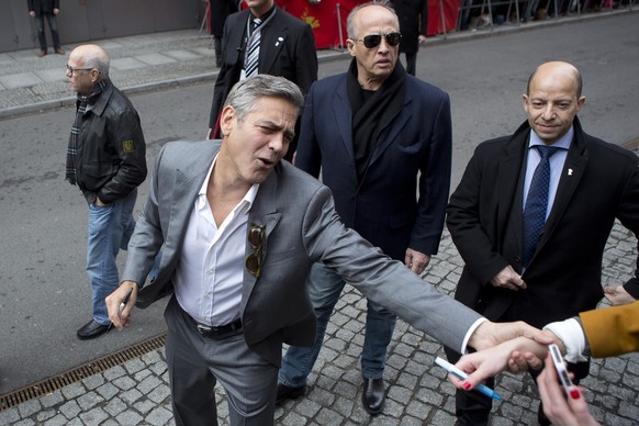 George Clooney an der Berlinale iam 8. Februar 2014 im Kontakt mit einem Fan.