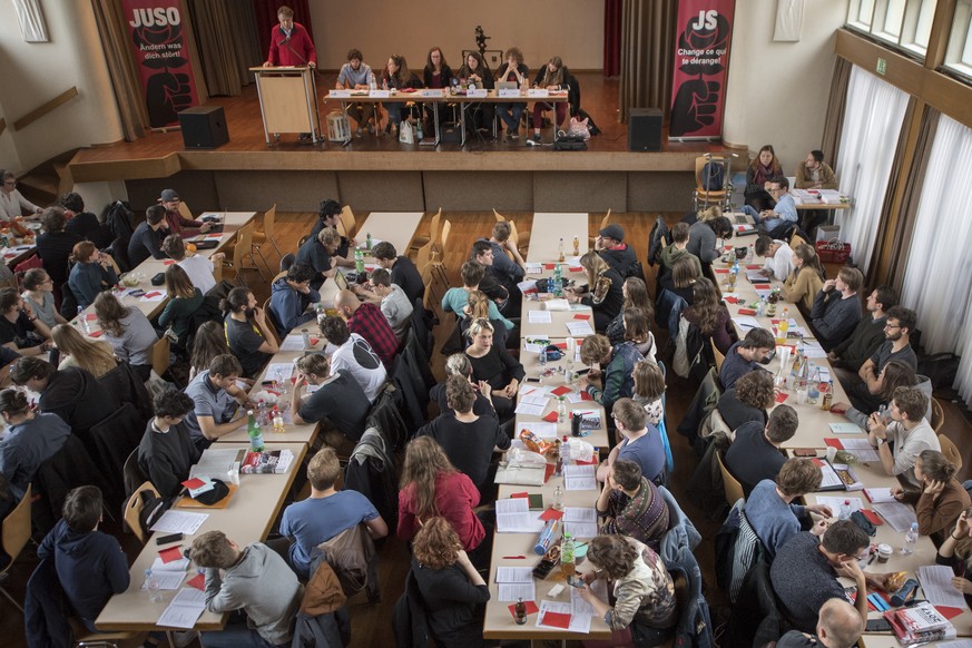 Die Delegierten der Juso waehrend der Delegiertenversammlung der JUSO Schweiz vom Samstag 6. Mai 2017 im Chappelehof in Wohlen (KEYSTONE/Urs Flueeler)