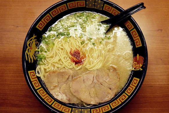 Die nach der Schweinebrühe benannten «Tonkotsu-Ramen» mit&nbsp;frischen Ramen-Nudeln, Frühlingszwiebeln, Schweinefleisch und scharfer Sauce.