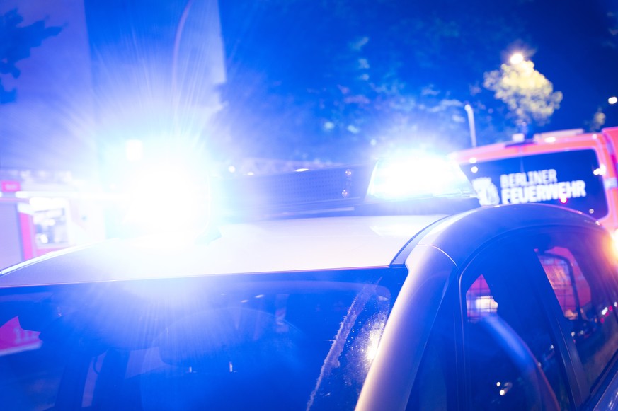 Nachrichten Linkding ARCHIV - 23.05.2022, Berlin: Ein Polizeiauto steht an einem Brandort. (Symbolbild) (zu dpa: