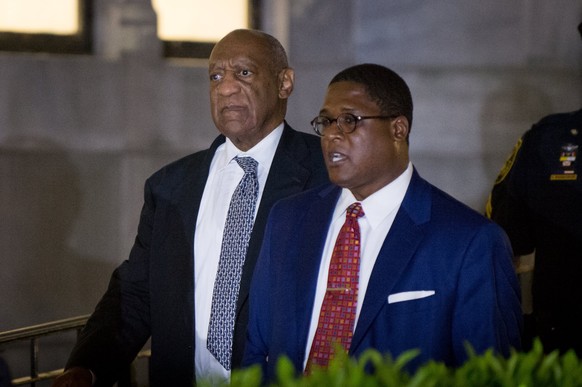 epa06032425 US entertainer Bill Cosby (L) departs the Montgomery County Courthouse in Norristown, Pennsylvania, USA, 16 June 2017, after a fifth day of jury deliberations in the trial against him. Cos ...