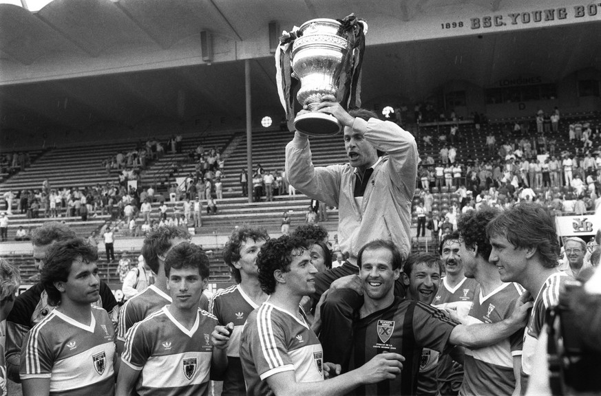 Die Spieler des FC Aarau bejubeln 1985 im Berner Wankdorfstadion ihren Cupsieg. Die Mannschaft gewann am 27. Mai 1985 den Cupfinal gegen Neuchatel Xamax mit 1:0. Auf dem Bild zu sehen sind die Spieler ...