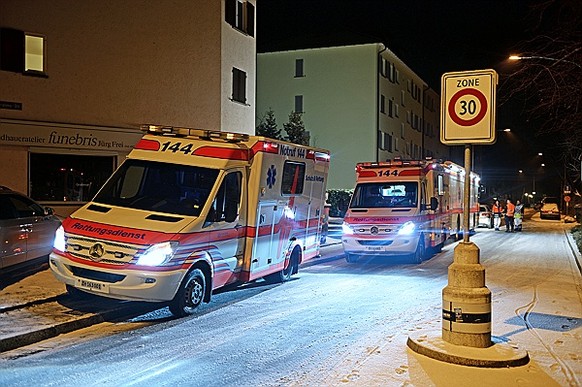 Bei einem Wohnungsbrand in Zürich-Albisrieden verstarb am Sonntagabend eine Person.