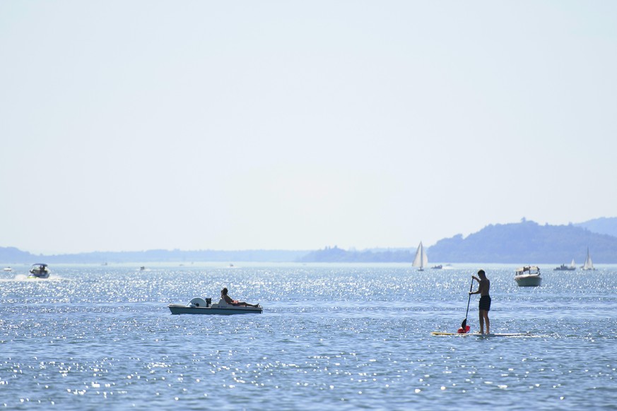 Menschen geniessen das warme Wetter, am Samstag, 27. August 2016, am Bielersee in Biel. (KEYSTONE/Manuel Lopez)