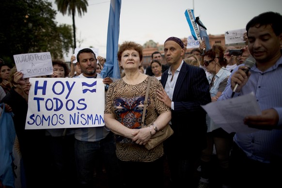 Die Menschen versammelten sich unter anderem am Plaza de Mayo und mehreren Stadtvierteln in Buenos Aires.