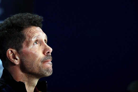 epa05903297 Atletico Madrid&#039;s head coach Diego Simeone during the press conference in Madrid, Spain, 11 April 2017. Leicester City will face Atletico Madrid in the UEFA Champions League quarter f ...