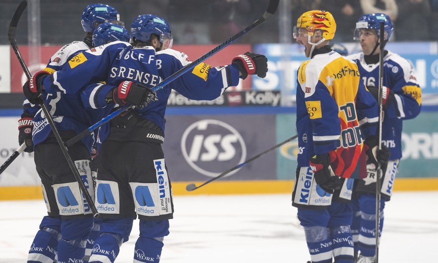 Nachrichten Linkding Benoit Jecker (HCFG), Sandro Schmid (HCFG), Marcus Soerensen (HCFG), PostFinance Top Scorer Lucas Wallmark (HCFG) und Raphael Diaz (HCFG), von links, bejubeln den Treffer zum 2:0 im zweiten Eishockey  ...