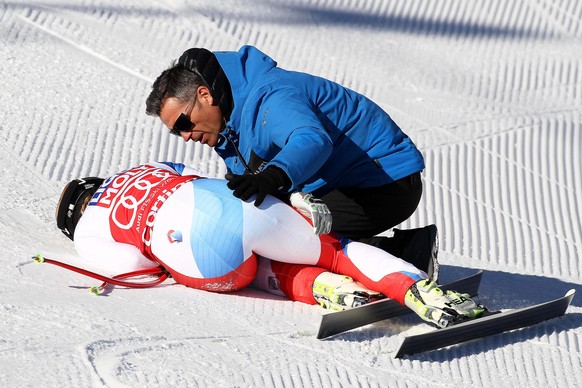 epa05759367 Lara Gut (L) of Switzerland reacts in the finish area during the women&#039;s Super G race at the FIS Alpine Skiing World Cup in Cortina d&#039;Ampezzo, Italy, 29 January 2017. EPA/ANDREA  ...