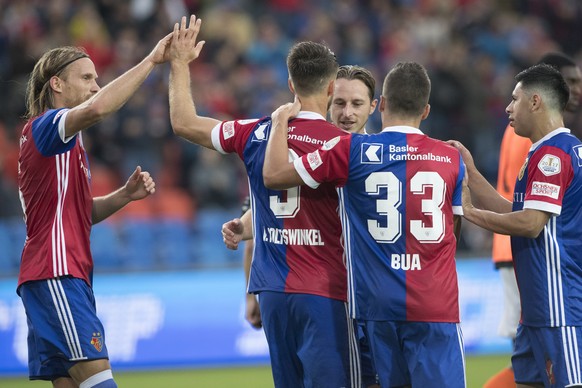 Basels Michael Lang, Ricky van Wolfswinkel, Luca Zuffi, Kevin Bua, Blas Riveros, von links, jubeln nach dem 1:0, im Fussball Meisterschaftsspiel der Super League zwischen dem FC Basel 1893 und dem FC  ...