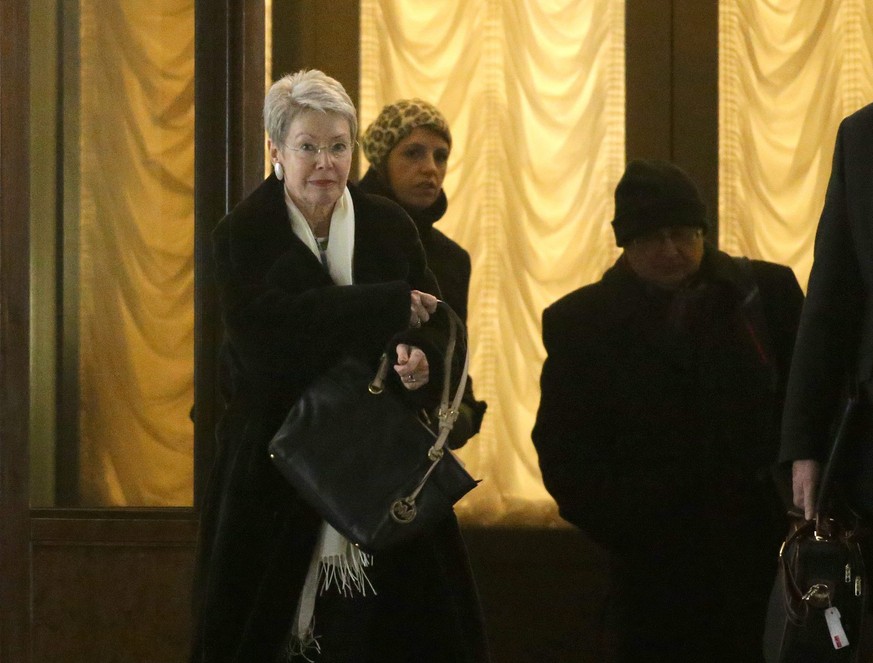 Heidi Tagliavini verlässt den Präsidentenpalast in Minsk.