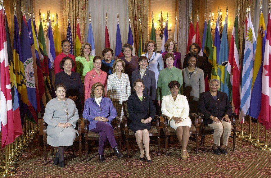 Canadian first lady Aline Chretien poses with first ladies of leaders attending the Summit of the Americas in Quebec City, Canada Saturday, April 21, 2001. Foreground from left, Bolivia&#039;s Yolanda ...