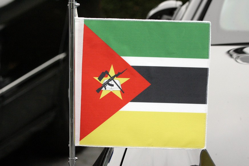 Auf der Nationalflagge von Mosambik ist eine AK-47 abgebildet. Das Sturmgewehr soll die gewaltsame Loslösung von der portugiesischen Kolonialmacht symbolisieren.&nbsp;