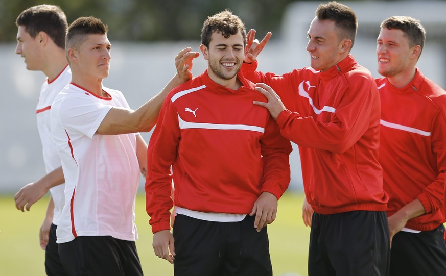 Switzerland&#039;s Steven Zuber, 2nd from left, and Josip Drmic, 2nd from right, flick the ears of teammate Admir Mehmedi, center, during a training session of the Swiss Olympic national soccer team a ...