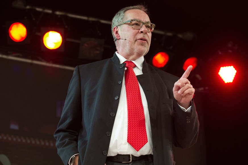 Der Berner Stadtpraesident Alex Tschaeppaet bei seinem Satireauftritt im &quot;Das Zelt&quot; am Donnerstag, 12. Dezember 2013 in Bern. (KEYSTONE/Lukas Lehmann)