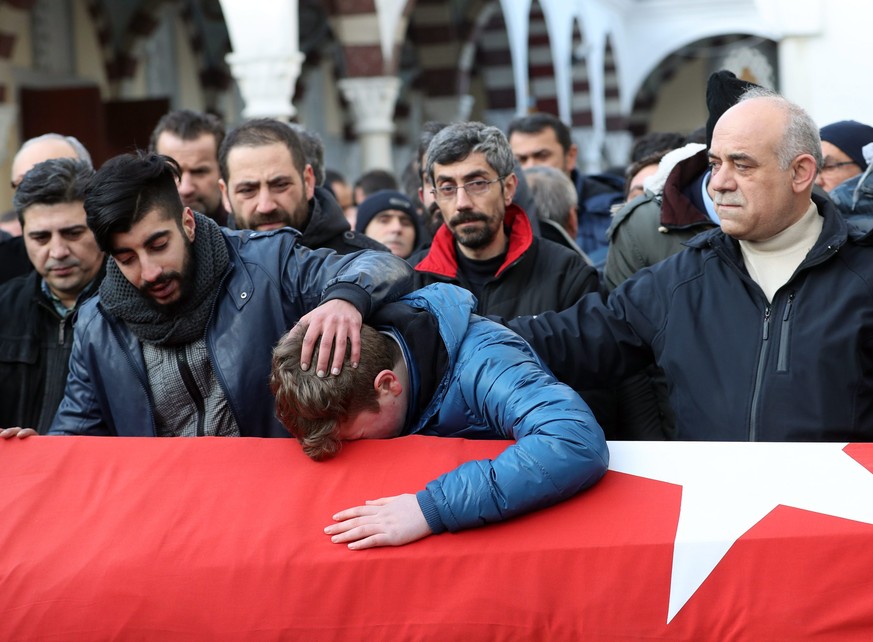 epaselect epa05694105 Relatives and friends mourn at the coffin during the funeral of Ayhan Arik, one of the 39 victims of the gun attack on the Reina, a popular night club in Istanbul near by the Bos ...