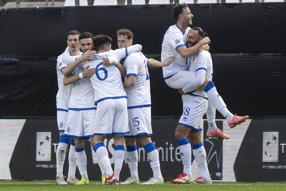 Nachrichten Linkding epa11983819 Kosovo's Vedat Muriqi (R) celebrates with his teammates after scoring the 1-1 goal during the UEFA Nations League quarter final second leg soccer match between Iceland and Kosovo, in  ...