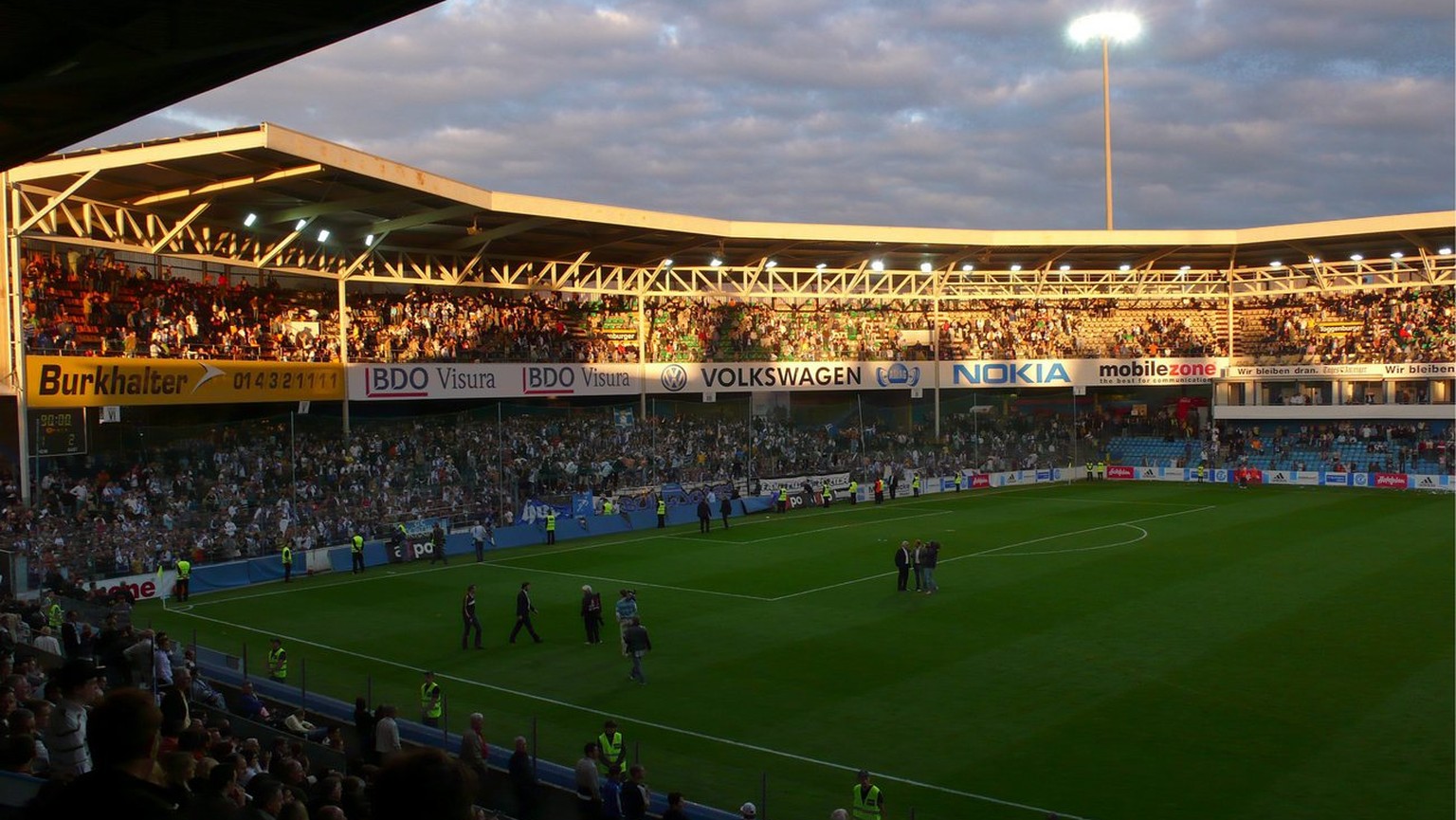 Fussballfans geniessen nach Abpfiff des letzten Spiels im alten Hardturm Stadion Grasshopers gegen Neuchatel Xamax in Zuerich am Samstag, 1. September 2007, die Abendsonne. (KEYSTONE/Tobias Gysi)