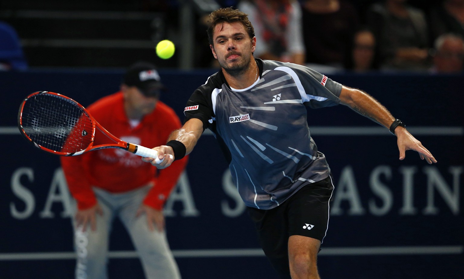 Wawrinka streckt sich vergeblich. Er scheidet in Basel in der ersten Runde aus.