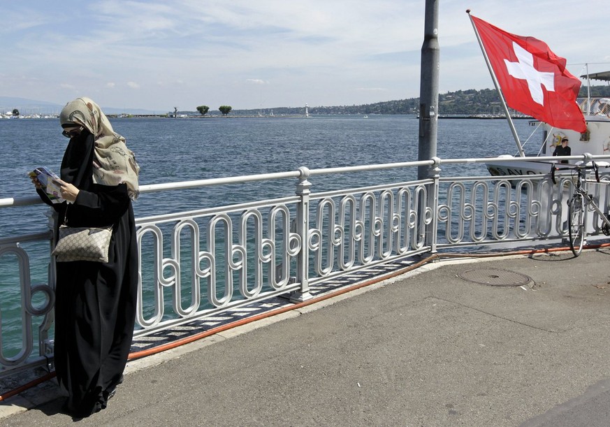 Eines der wenigen Bilder, das eine vollverschleierte Frau in der Schweiz zeigt.