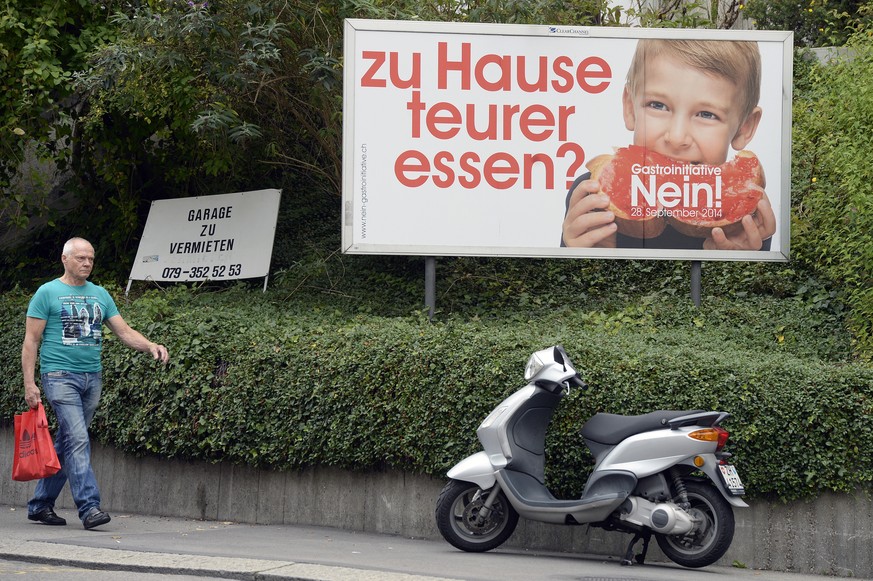 Plakat zur Gastro-Initiative, aufgenommen in Zuerich am Dienstag, 9. September 2014. Ueber die Eidgenoessische Volksinitiative &quot;Schluss mit der MwSt-Diskriminierung des Gastgewerbes!&quot; des Wi ...