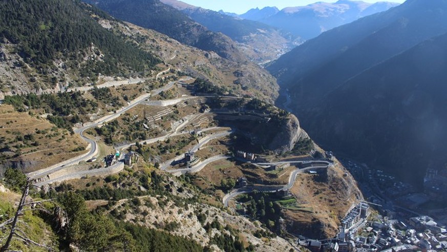 Auf diesen Serpentinen quälen sich die Tour-de-France-Stars hinauf.