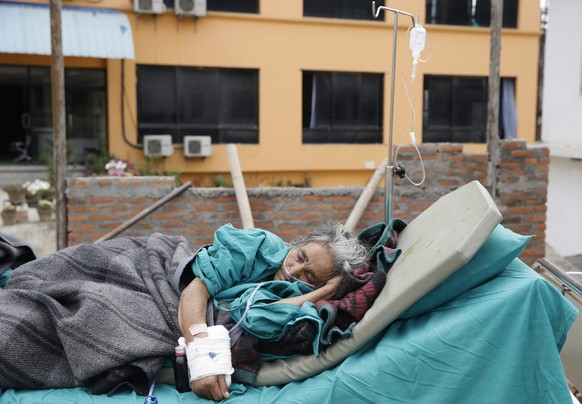 Eine ältere Frau vor einem Spital in Kathmandu.