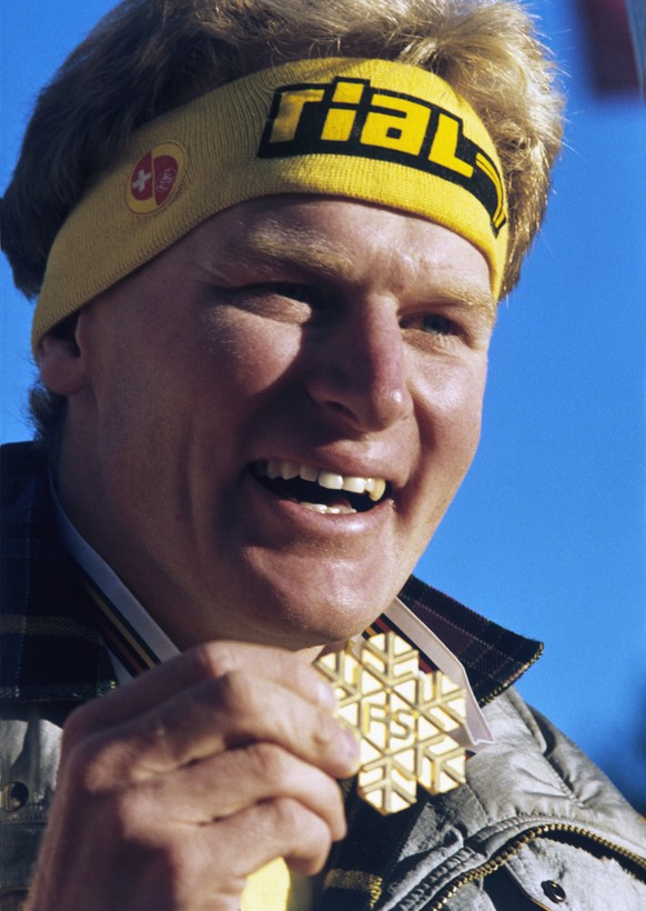 Der Schweizer Skirennfahrer Peter Mueller praesentiert 1987 an der Weltmeisterschaft in Crans Montana, Schweiz, seine Goldmedaille in der Abfahrt. (KEYSTONE/Str)