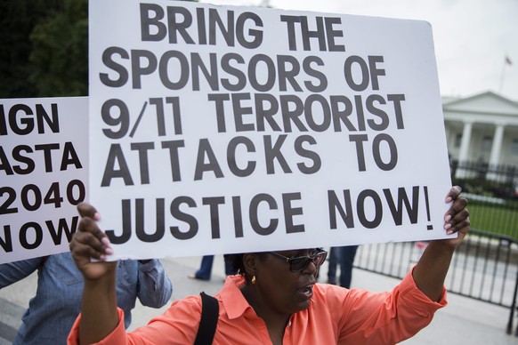 epa05549608 Protesters participate in a rally to protest US President Barack Obama&#039;s plan to veto the Justice Against Sponsors of Terrorism Act (JASTA), in front of the White House in Washington, ...